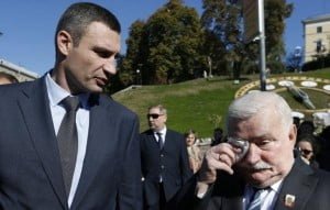 Lech Wałęsa visits Ukraine and pays tribute to the fallen and the wounded