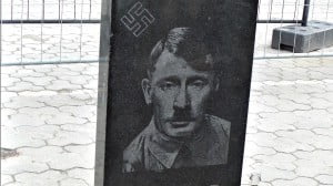 Une pierre tombale représentant Poutine en Hitler a été installée à Kiev
