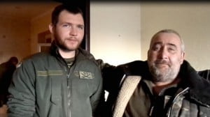 Un jeune soldat ukrainien chante le hymne national