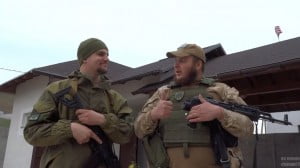 “Ashton Kutcher” et “Thomas Miller” ont hissé un drapeau americain dans le Donbass