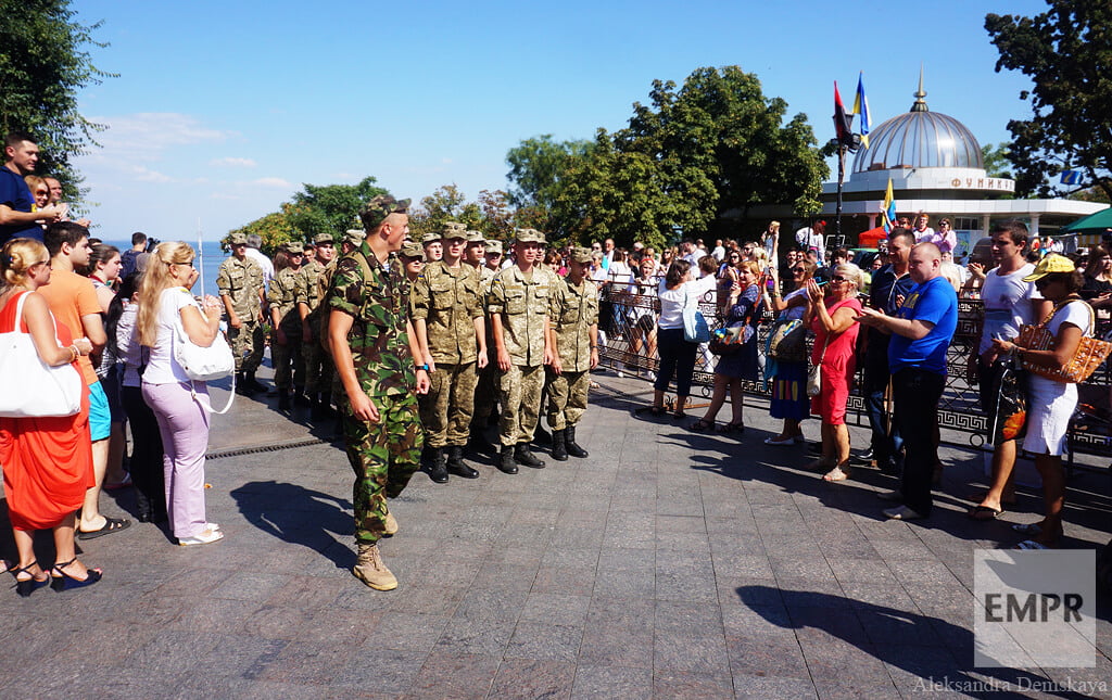 At some point, Ukrainian soldiers are spotted passing by. People greet them with applause, shouting 'Glory to heroes!' and 'Thank you!'