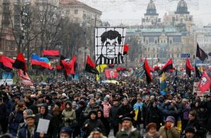 Who benefit from bringing anti-government protest in Ukraine to the conflict between Poroshenko and Saakashvili?