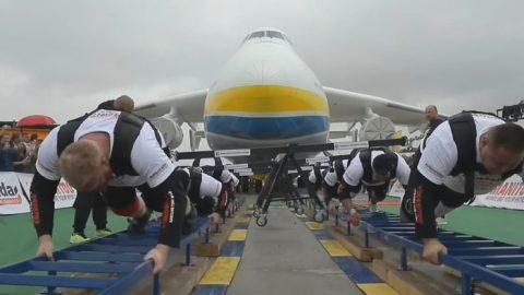 The World largest aircraft "Mriya" dragged for 4 meters by Ukrainian strongmen