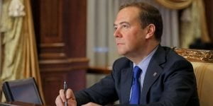 For whom Medvedev “sings”?