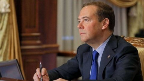 For whom Medvedev “sings”?