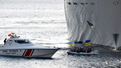 Ukrainian children attempted to prevent Abramovich's yacht from mooring in Turkey