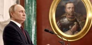 Putin keeps cosplaying Sauron with the CIS leaders