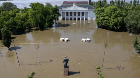 Kakhovka HPP disaster. Putin says - either get to the negotiating table or there will be dead earth