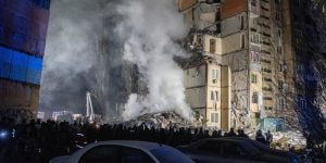 Russian drone hits a high-rise building in Odesa, destroying the entrance, killing and wounding civilians