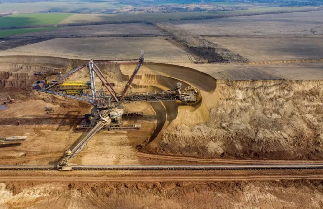 The authorities of the “Servant of the People” party sold the massive strategic state enterprise, the “United Mining and Chemical Company,” to Azerbaijani businessman Nasib Hasanov