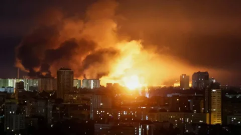 Russia's massive combine attack on Kyiv on it's Anniversary