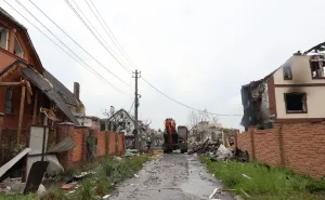Entire streets destroyed: Kyiv Regional Military Administration shows aftermath of Sunday’s Russian attack on Markhalivka and Makariv. PHOTOS