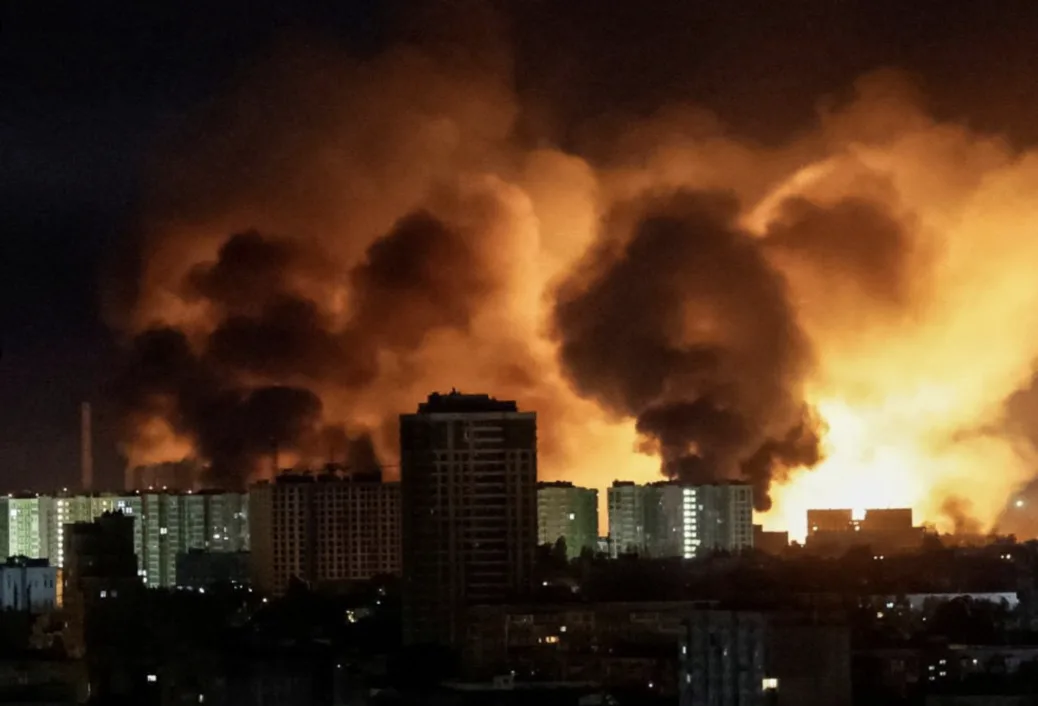 Kyiv in smoke: fires, destruction and falling debris in several districts after russian massive strike